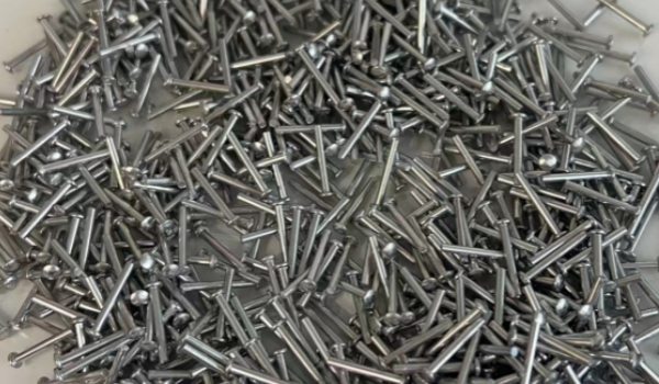 <center>Uñas de hilo</center>